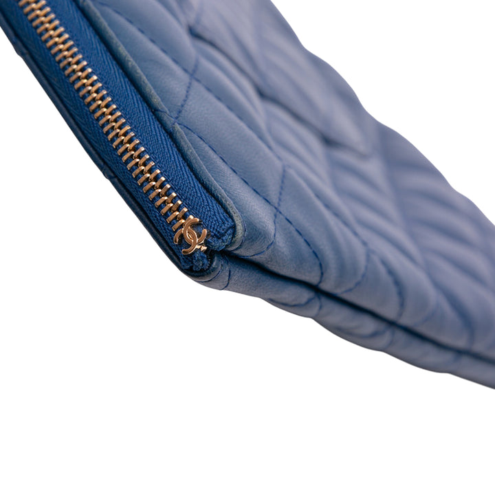 Chanel Large Quilted Cuir d’agneau O Étui Pochette Bleu
