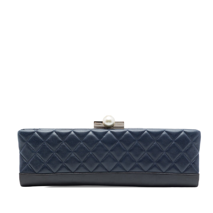 Chanel CC Matelassé Cuir d’agneau Perle Evening Baguette Pochette