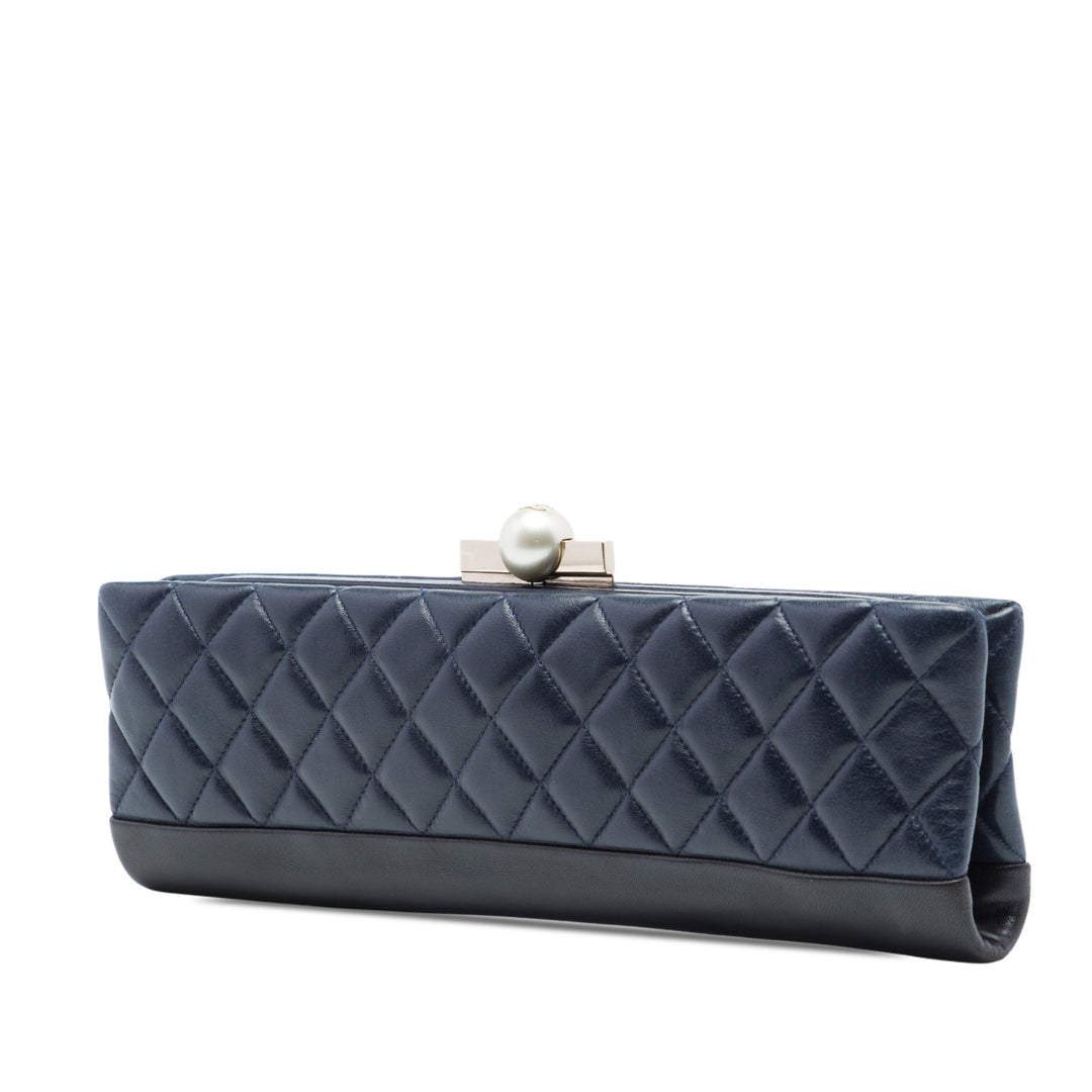 Chanel CC Matelassé Cuir d’agneau Perle Evening Baguette Pochette