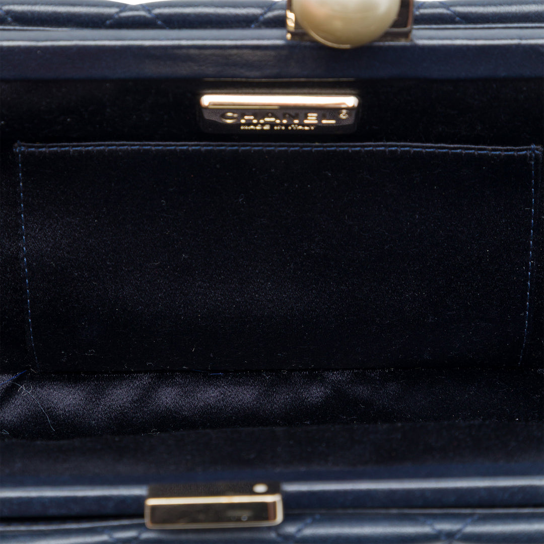 Chanel CC Matelassé Cuir d’agneau Perle Evening Baguette Pochette