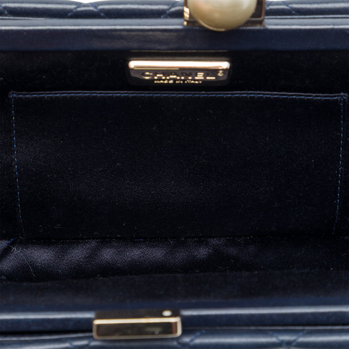 Chanel CC Matelassé Cuir d’agneau Perle Evening Baguette Pochette