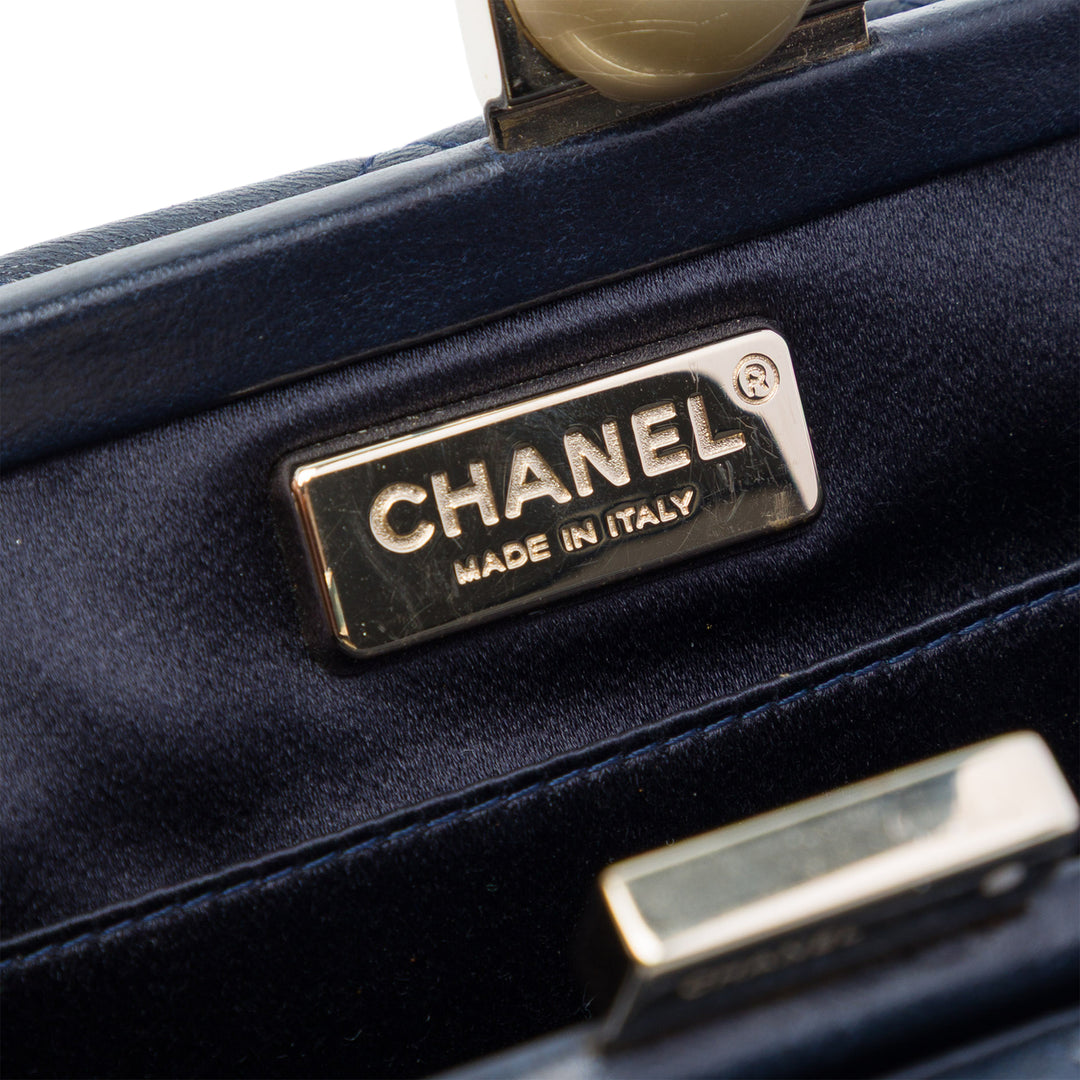 Chanel CC Matelassé Cuir d’agneau Perle Evening Baguette Pochette