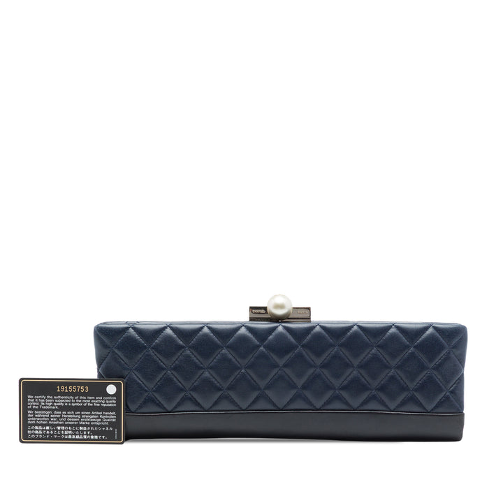 Chanel CC Matelassé Cuir d’agneau Perle Evening Baguette Pochette