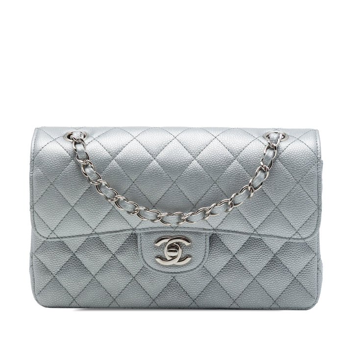 Chanel Sac porté épaule Classic Métallisé Double rabat Moyen Cuir caviar Argenté – vue principale – GABY PARIS