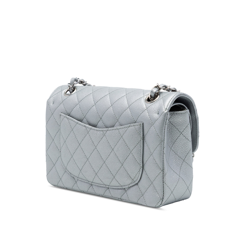 Chanel Sac porté épaule Classic Métallisé Double rabat Moyen Cuir caviar Argenté – vue 2 – GABY PARIS