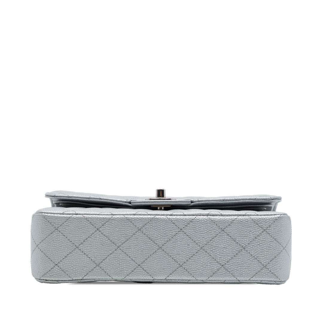 Chanel Sac porté épaule Classic Métallisé Double rabat Moyen Cuir caviar Argenté – vue 3 – GABY PARIS