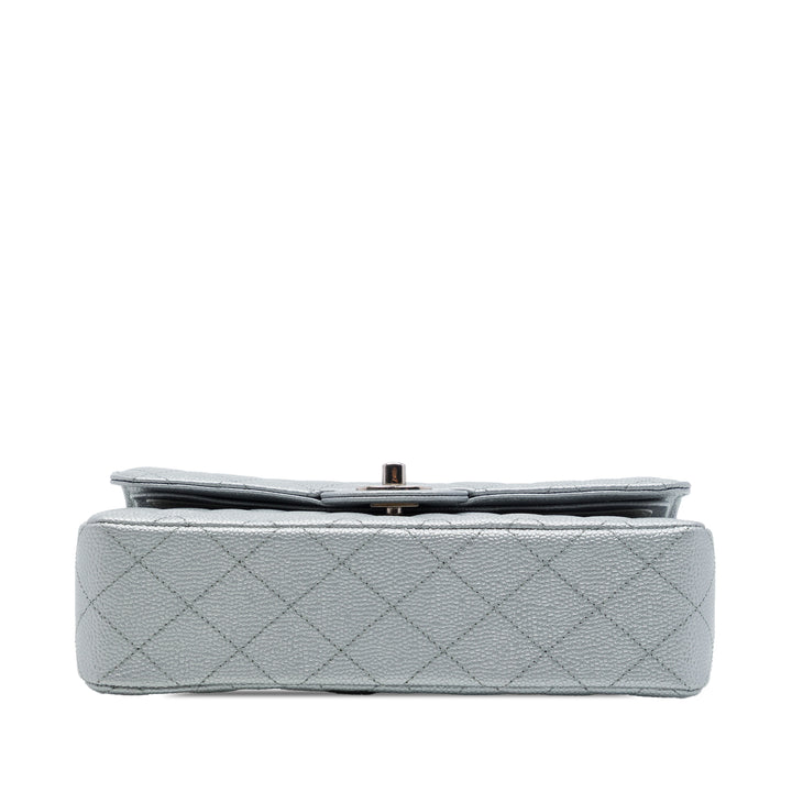 Chanel Sac porté épaule Classic Métallisé Double rabat Moyen Cuir caviar Argenté – vue 3 – GABY PARIS