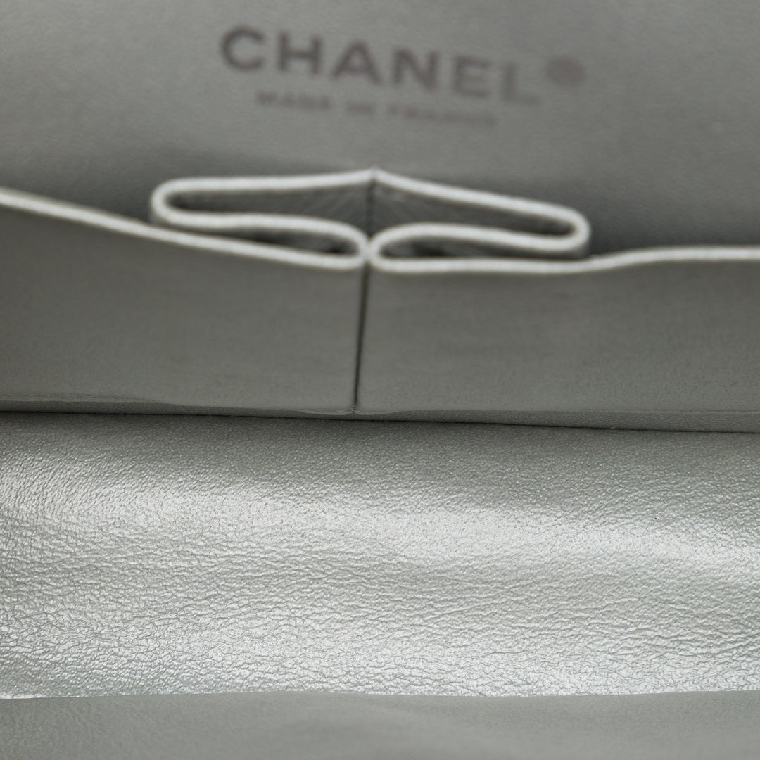 Chanel Sac porté épaule Classic Métallisé Double rabat Moyen Cuir caviar Argenté – vue 4 – GABY PARIS
