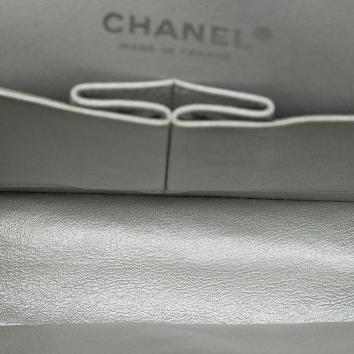 Chanel Sac porté épaule Classic Métallisé Double rabat Moyen Cuir caviar Argenté – vue 4 – GABY PARIS