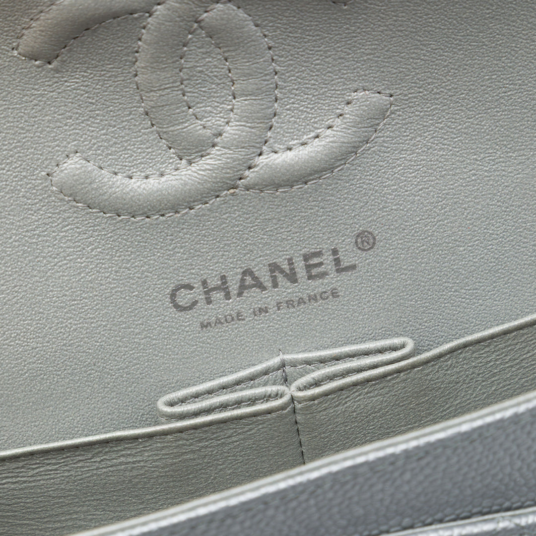 Chanel Sac porté épaule Classic Métallisé Double rabat Moyen Cuir caviar Argenté – vue 5 – GABY PARIS