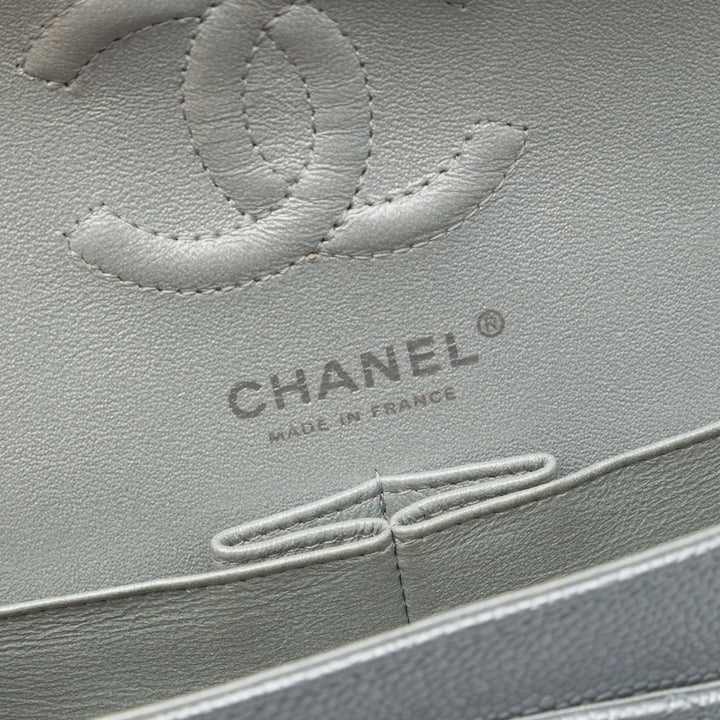 Chanel Sac porté épaule Classic Métallisé Double rabat Moyen Cuir caviar Argenté – vue 5 – GABY PARIS