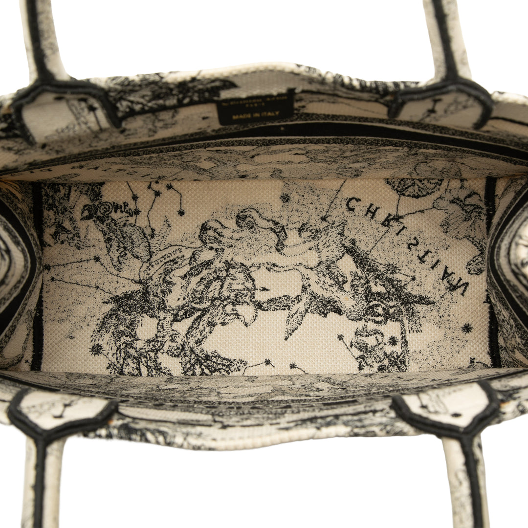 Dior Book Tote brodé Zodiac De Jouy Moyen Blanc – vue 4 – GABY PARIS
