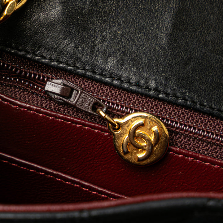 Chanel Quilted Cuir d’agneau Half Moon Simple rabat Noir