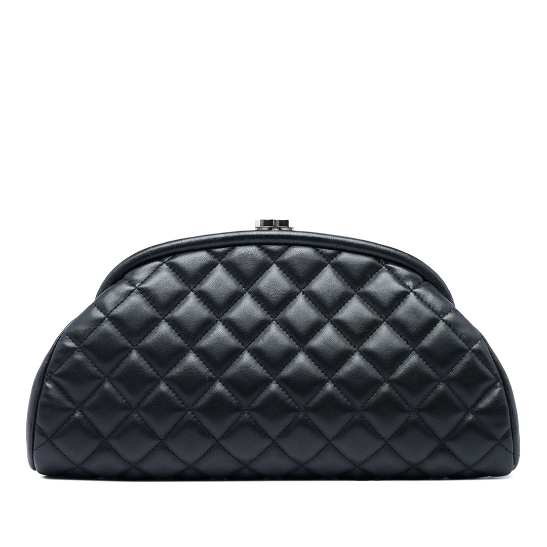 Chanel Matelassé Timeless Kisslock Pochette Cuir d'agneau Noir – vue principale – GABY PARIS