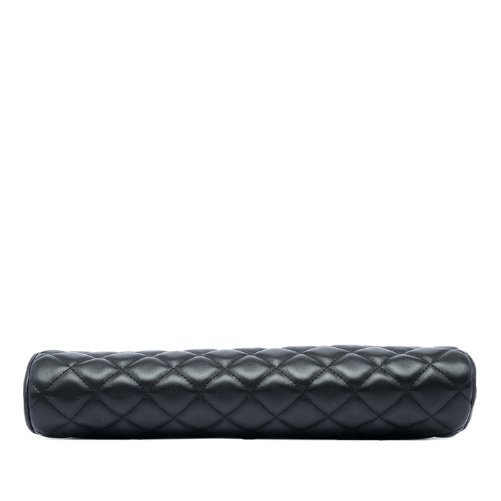 Chanel Matelassé Timeless Kisslock Pochette Cuir d'agneau Noir – vue 3 – GABY PARIS