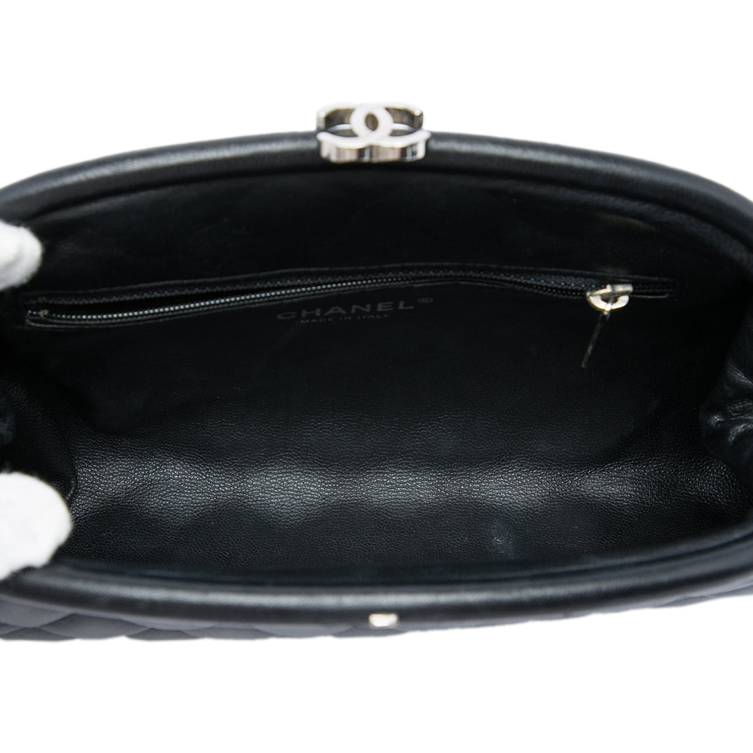 Chanel Matelassé Timeless Kisslock Pochette Cuir d'agneau Noir – vue 4 – GABY PARIS