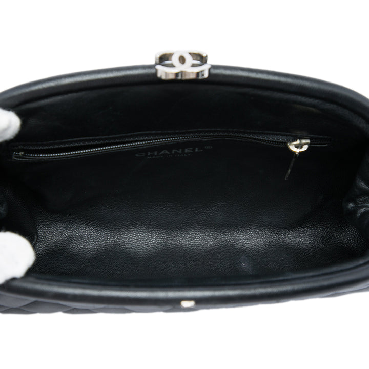 Chanel Matelassé Timeless Kisslock Pochette Cuir d'agneau Noir – vue 4 – GABY PARIS