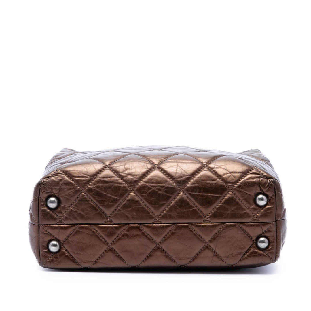 Chanel Matelassé Métallisé vieilli Reissue 2.55 Cabas Cuir de veau Marron – vue 3 – GABY PARIS