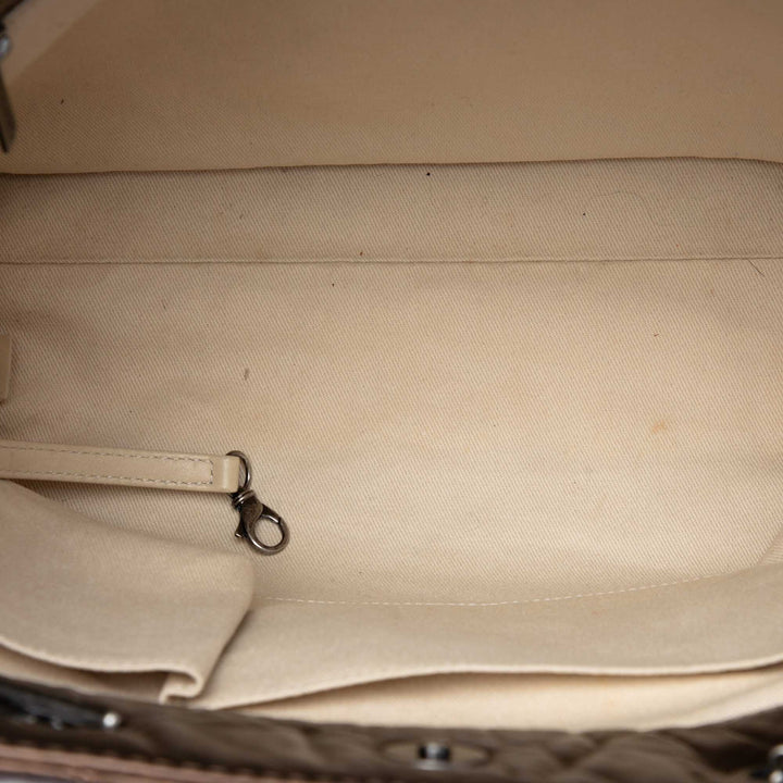 Chanel Matelassé Métallisé vieilli Reissue 2.55 Cabas Cuir de veau Marron – vue 4 – GABY PARIS