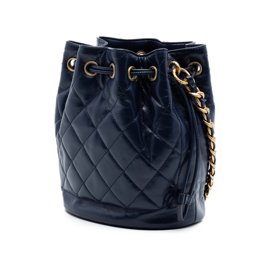 Chanel CC Matelassé Cuir d’agneau Drawstring Bucket Sac