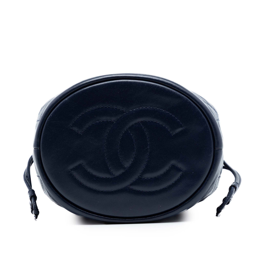 Chanel CC Matelassé Cuir d’agneau Drawstring Bucket Sac