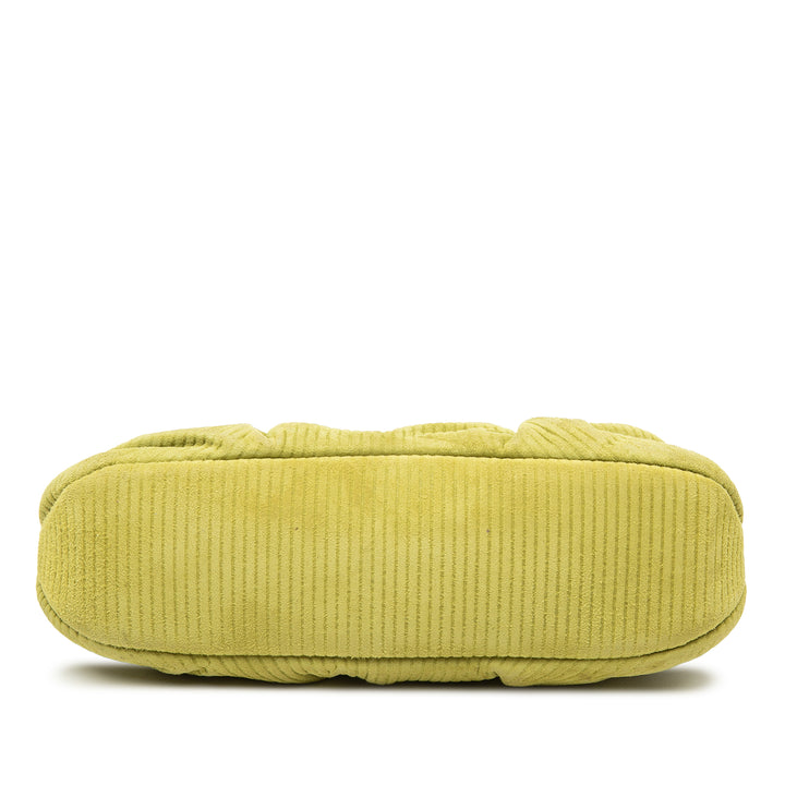 Fendi Small embossé Daim Peekaboo Click Pochette avec chaîne
