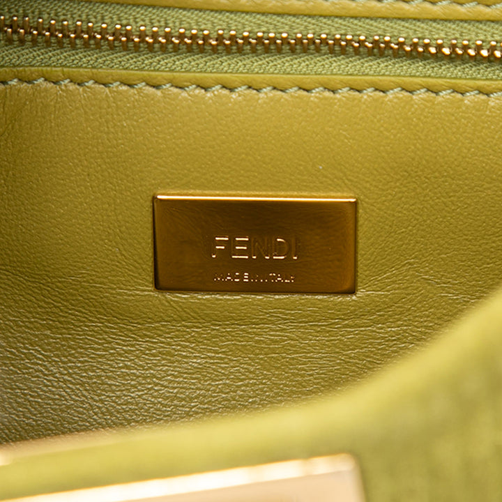 Fendi Small embossé Daim Peekaboo Click Pochette avec chaîne