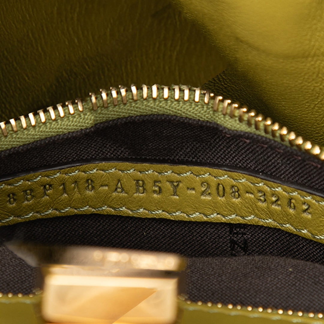 Fendi Small embossé Daim Peekaboo Click Pochette avec chaîne