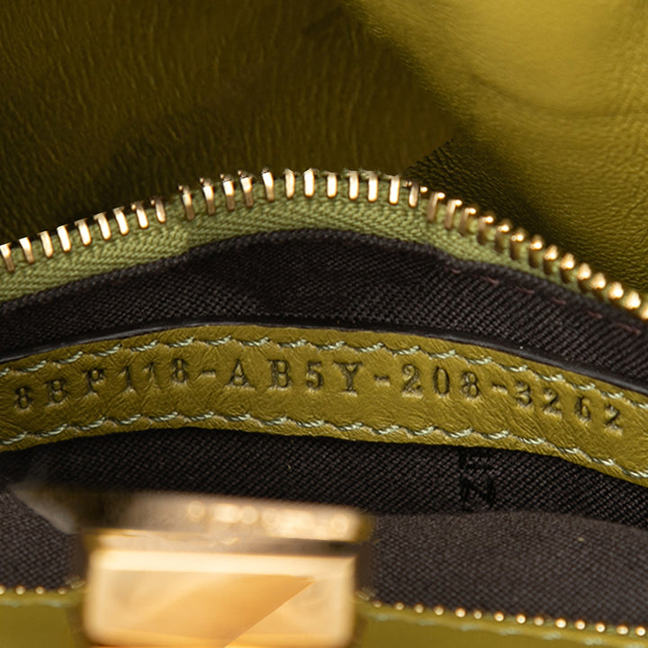 Fendi Small embossé Daim Peekaboo Click Pochette avec chaîne
