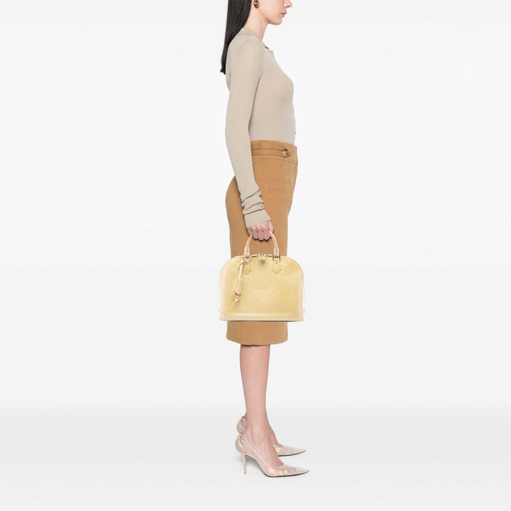Louis Vuitton Alma PM Cuir verni Monogram Beige – vue 6 – GABY PARIS