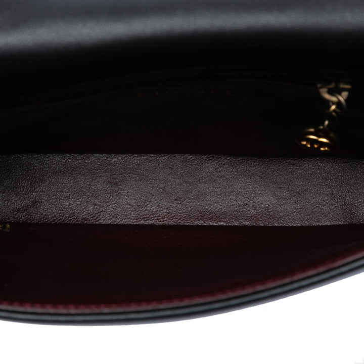 Chanel Medium Matelassé Cuir d’agneau Diamond CC à rabat