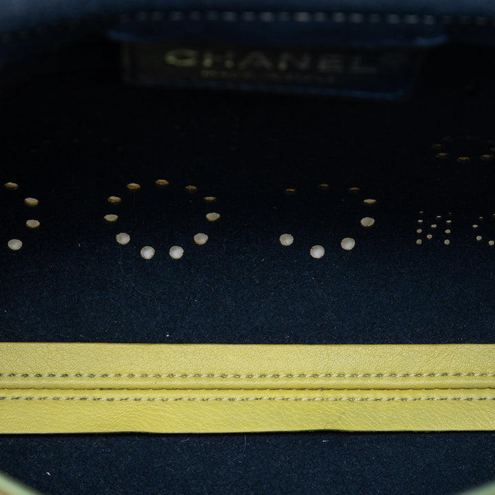 Chanel perforé Cuir de veau Logo Œillets à rabat