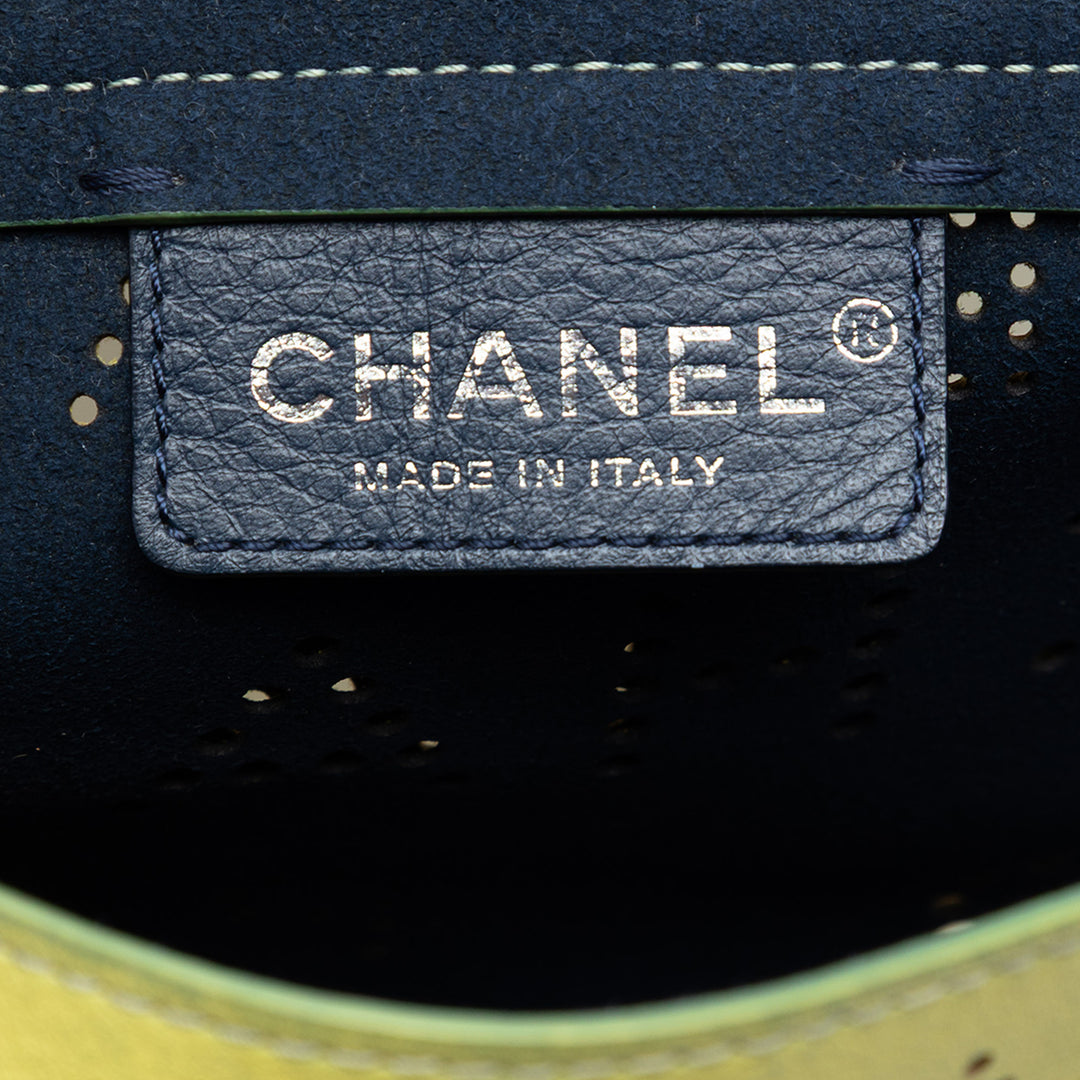 Chanel perforé Cuir de veau Logo Œillets à rabat