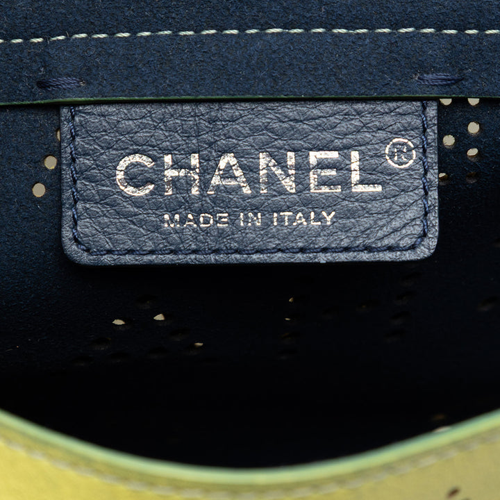 Chanel perforé Cuir de veau Logo Œillets à rabat