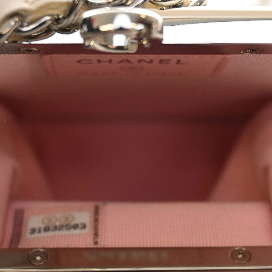 Chanel CC Matelassé Acrylic et Cuir d’agneau Evening Pochette avec chaîne