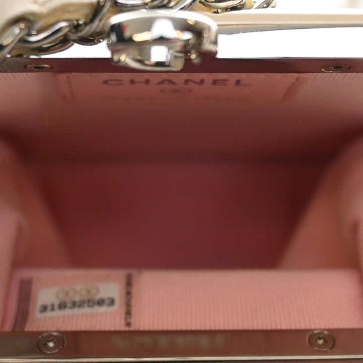 Chanel CC Matelassé Acrylic et Cuir d’agneau Evening Pochette avec chaîne