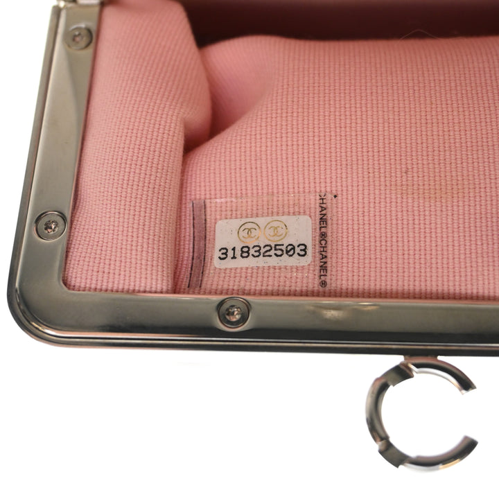 Chanel CC Matelassé Acrylic et Cuir d’agneau Evening Pochette avec chaîne