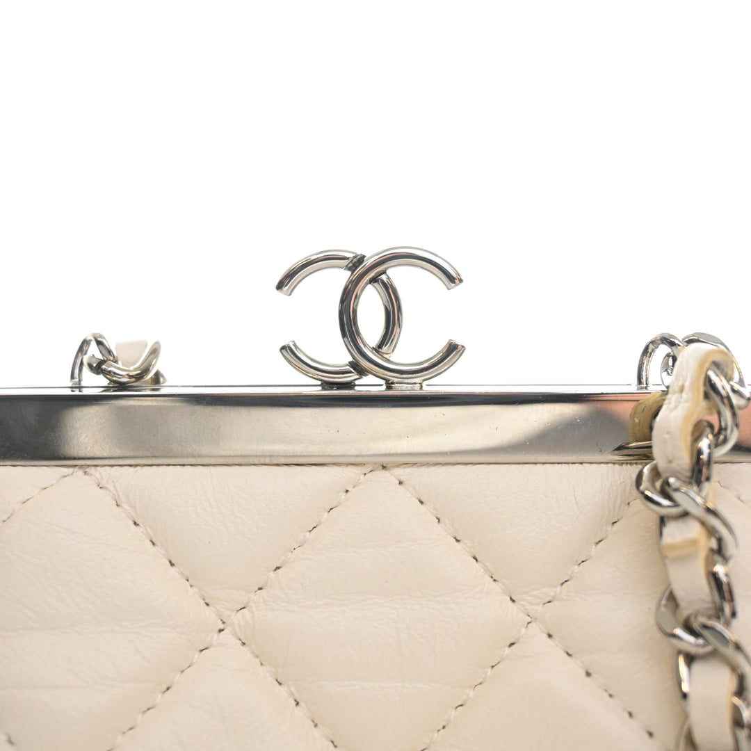 Chanel CC Matelassé Acrylic et Cuir d’agneau Evening Pochette avec chaîne