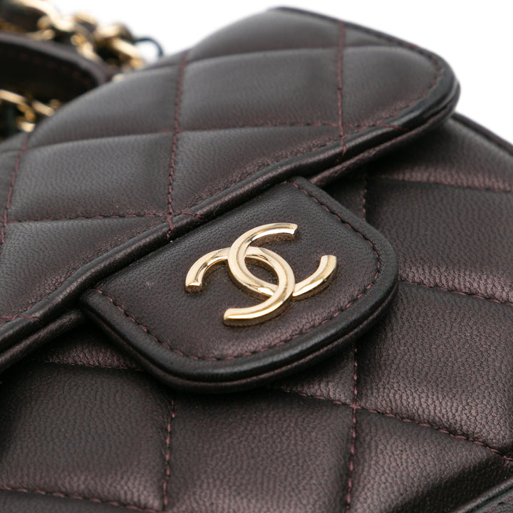Chanel CC Matelassé Iridescent Cuir d’agneau anse supérieure à rabat Pochette avec chaîne