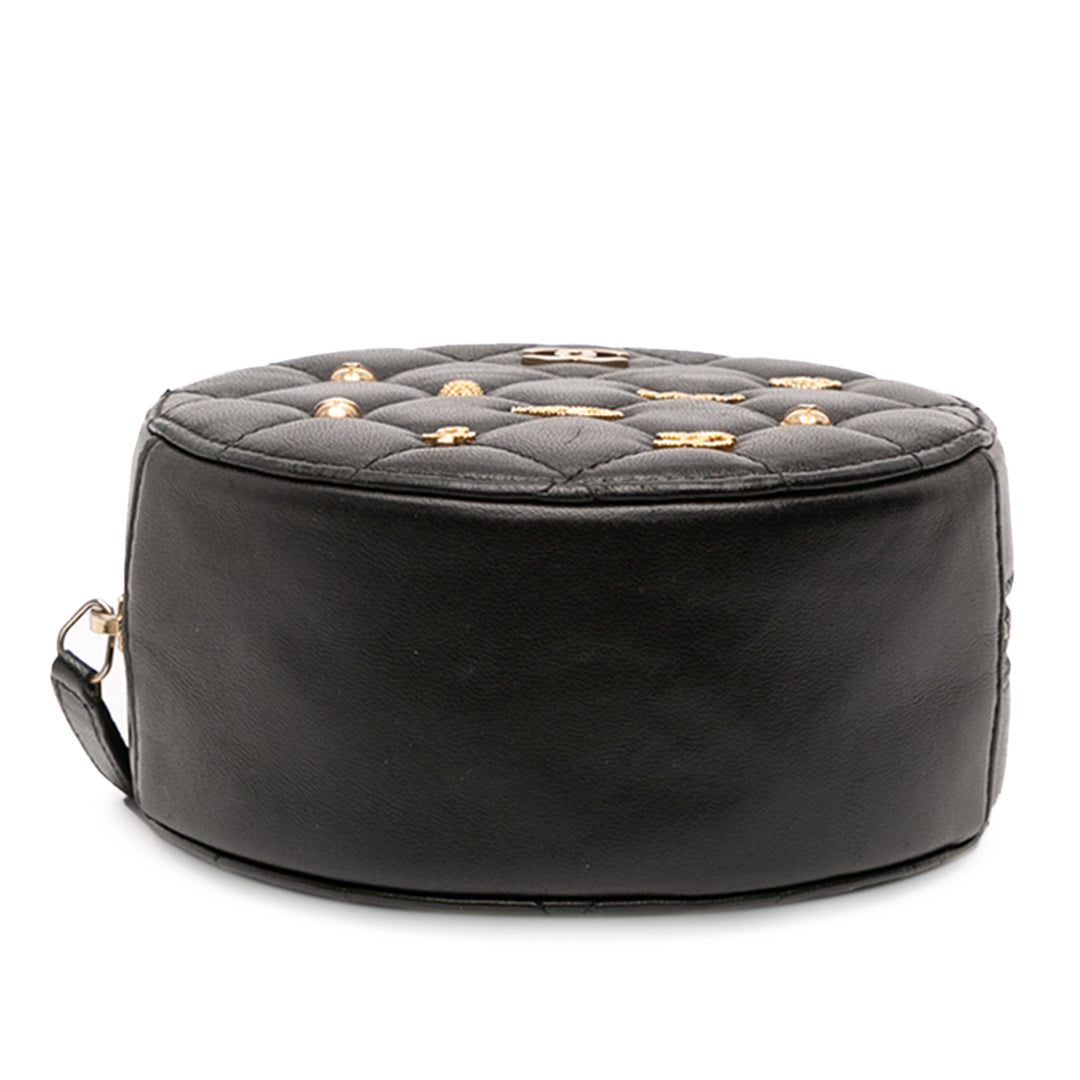 Chanel Quilted Cuir d’agneau Egyptian Amulet Charms Round Pochette with Chain Noir – GABY PARIS Authentique