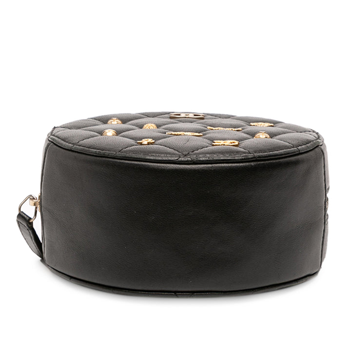 Chanel Quilted Cuir d’agneau Egyptian Amulet Charms Round Pochette with Chain Noir – GABY PARIS Authentique
