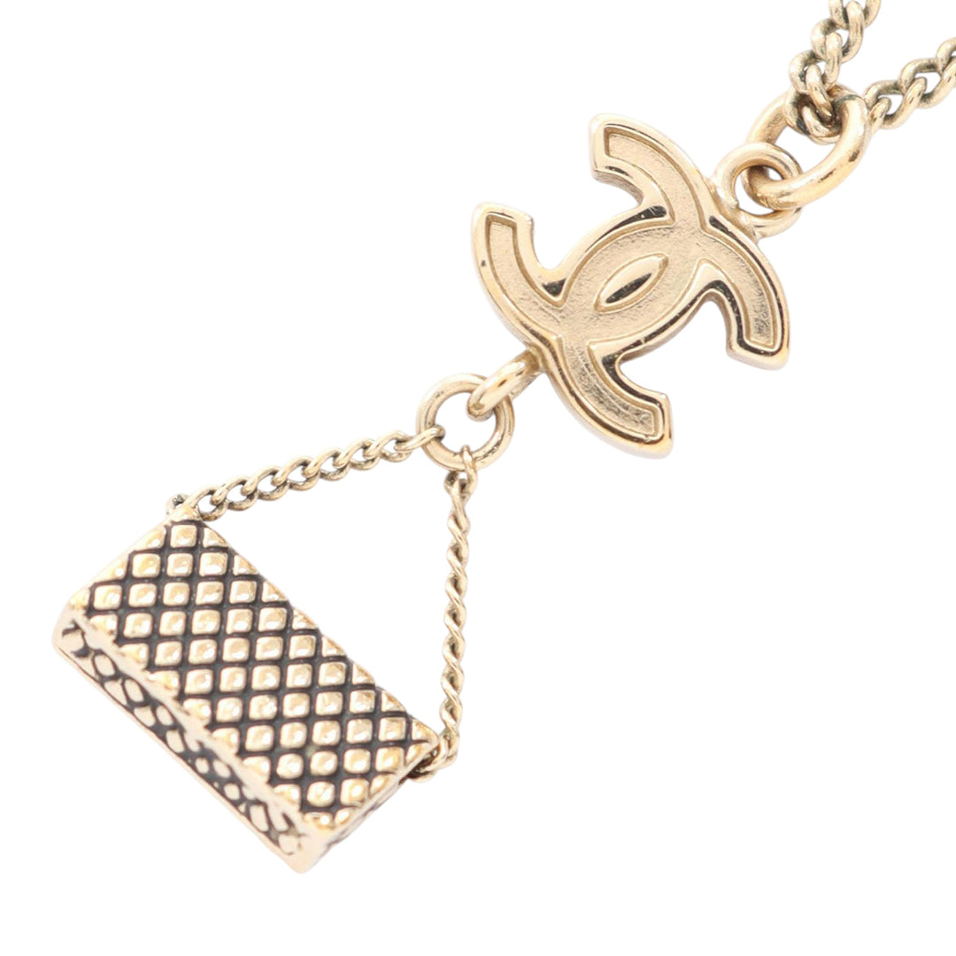 Chanel CC Doré Plated Enamel Flap Bag Pendant Collier Doré – GABY PARIS Authentique