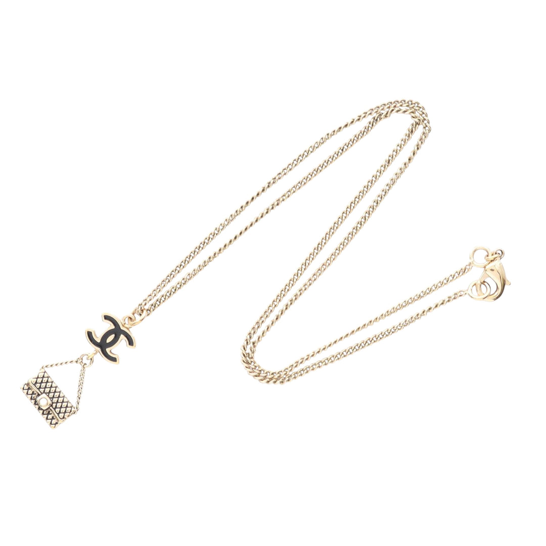 Chanel CC Doré Plated Enamel Flap Bag Pendant Collier Doré – GABY PARIS Authentique