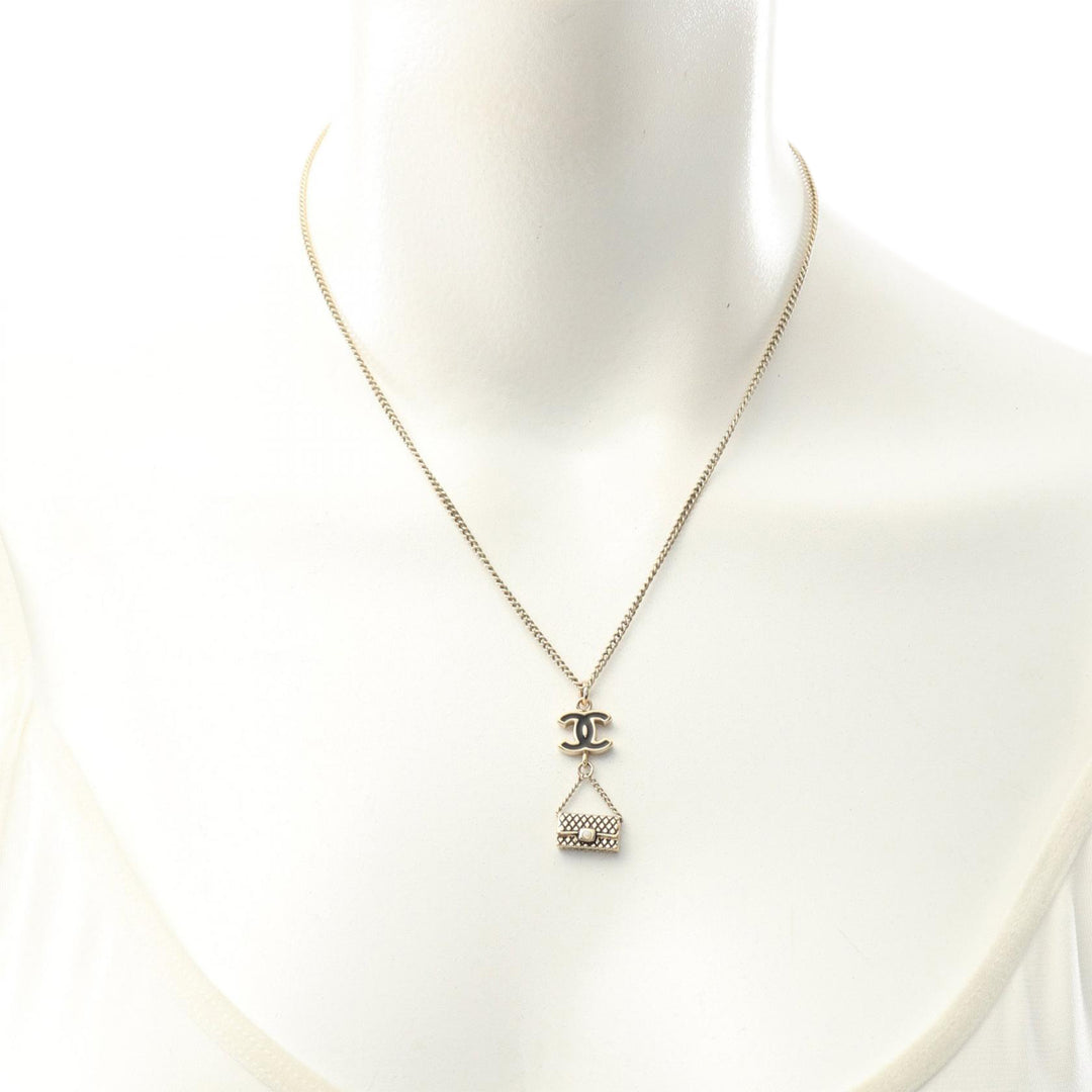 Chanel CC Doré Plated Enamel Flap Bag Pendant Collier Doré – GABY PARIS Authentique