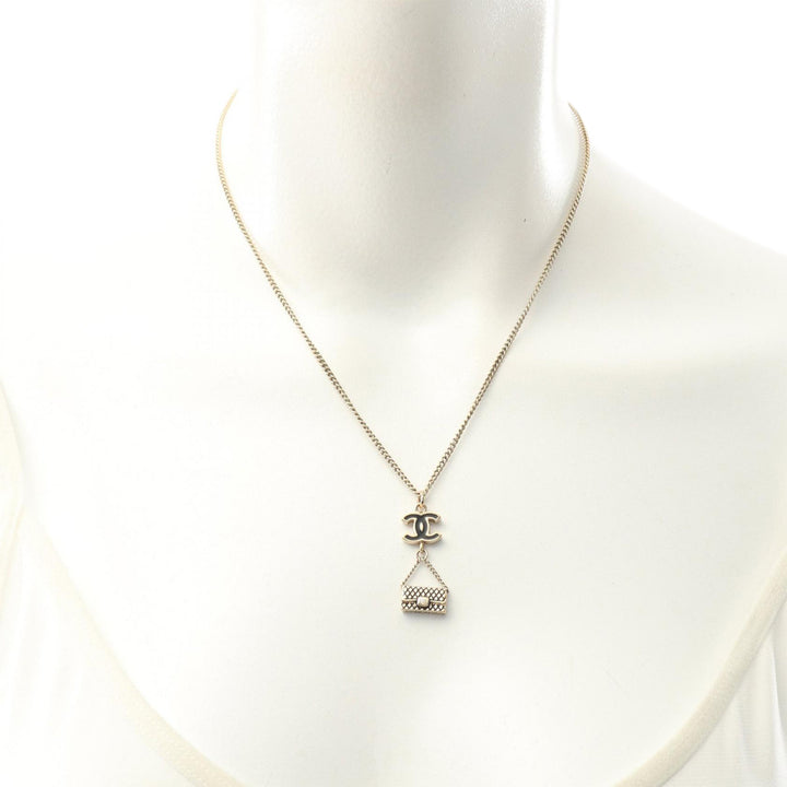 Chanel CC Doré Plated Enamel Flap Bag Pendant Collier Doré – GABY PARIS Authentique