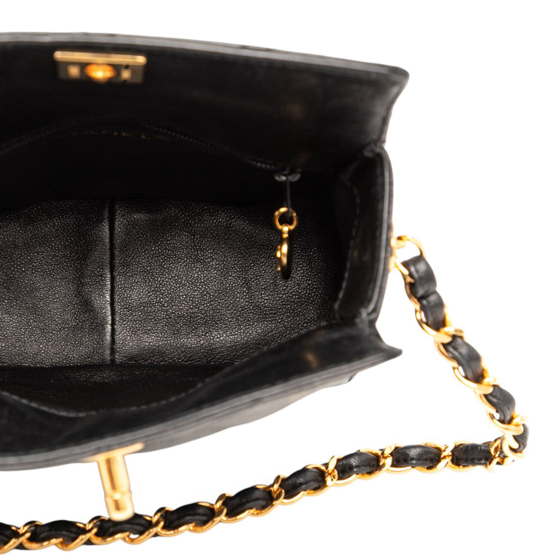 Chanel CC Quilted Cuir d’agneau Turnlock Sac à main Noir