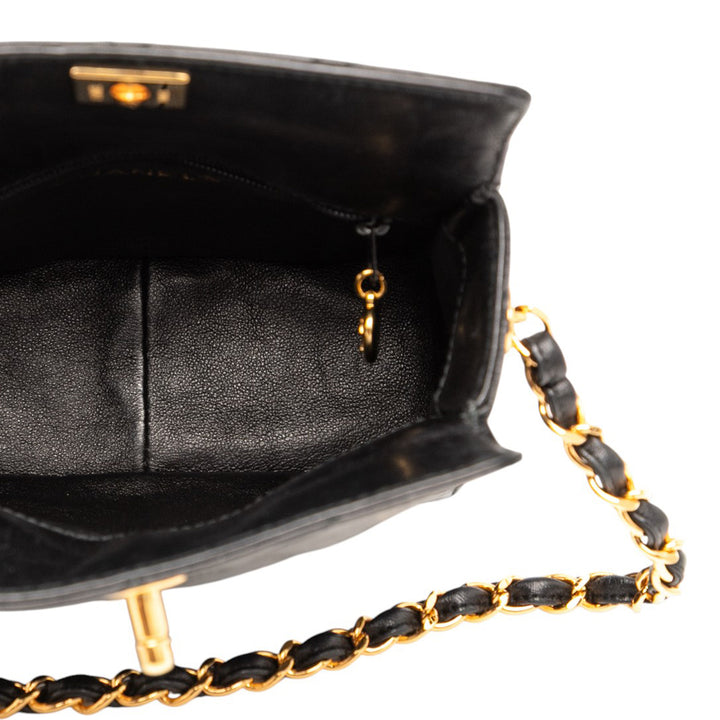 Chanel CC Quilted Cuir d’agneau Turnlock Sac à main Noir