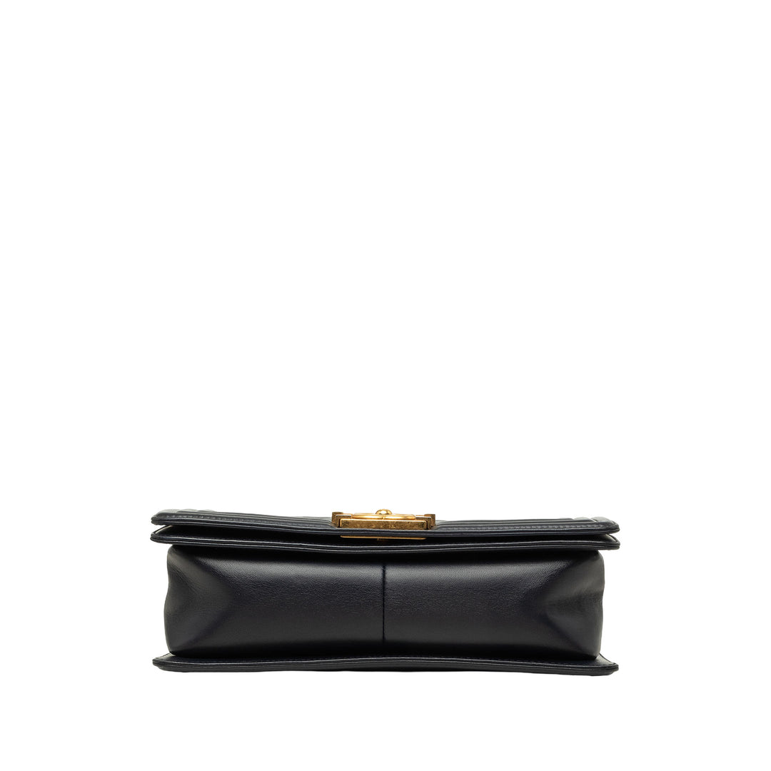 Chanel Sac bandoulière Matelassé Boy à rabat Moyen Cuir d'agneau Noir – vue 3 – GABY PARIS
