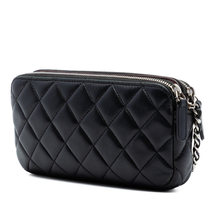 Chanel CC Matelassé Cuir d’agneau Double Zip Pochette avec chaîne