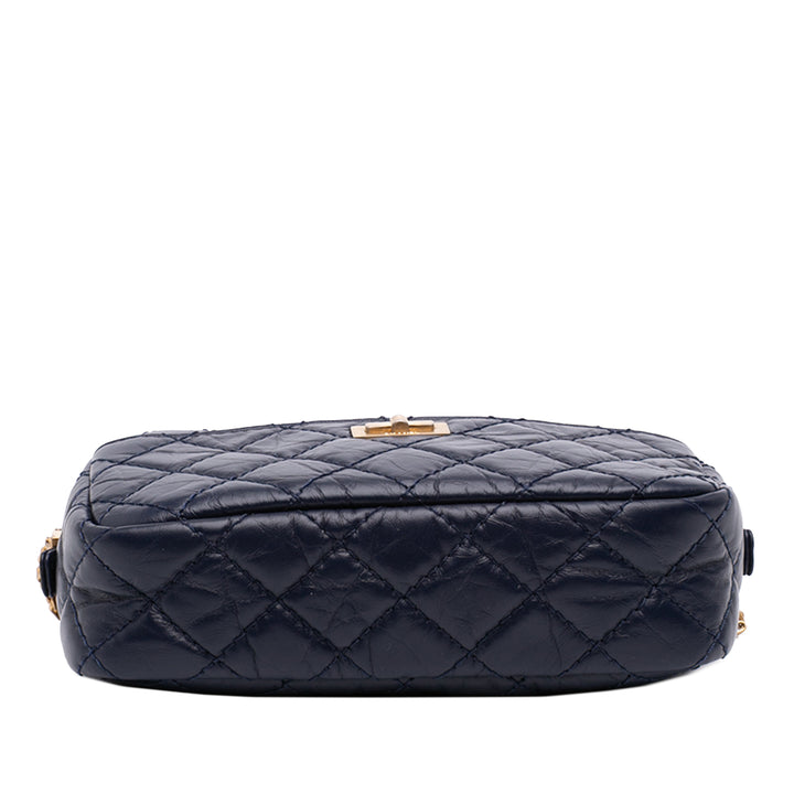 Chanel Matelassé vieilli Reissue Sac caméra Mini Cuir de veau Bleu – vue 3 – GABY PARIS